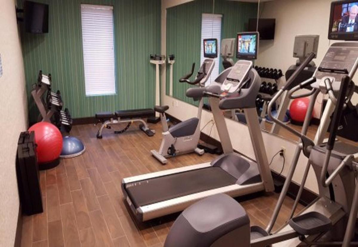 Holiday Inn Express & Suites Quincy I-10 an IHG Hotel - image 3