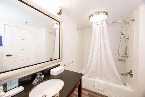 Hampton Inn & Suites Raleigh/Cary I-40 (PNC Arena) - image 28