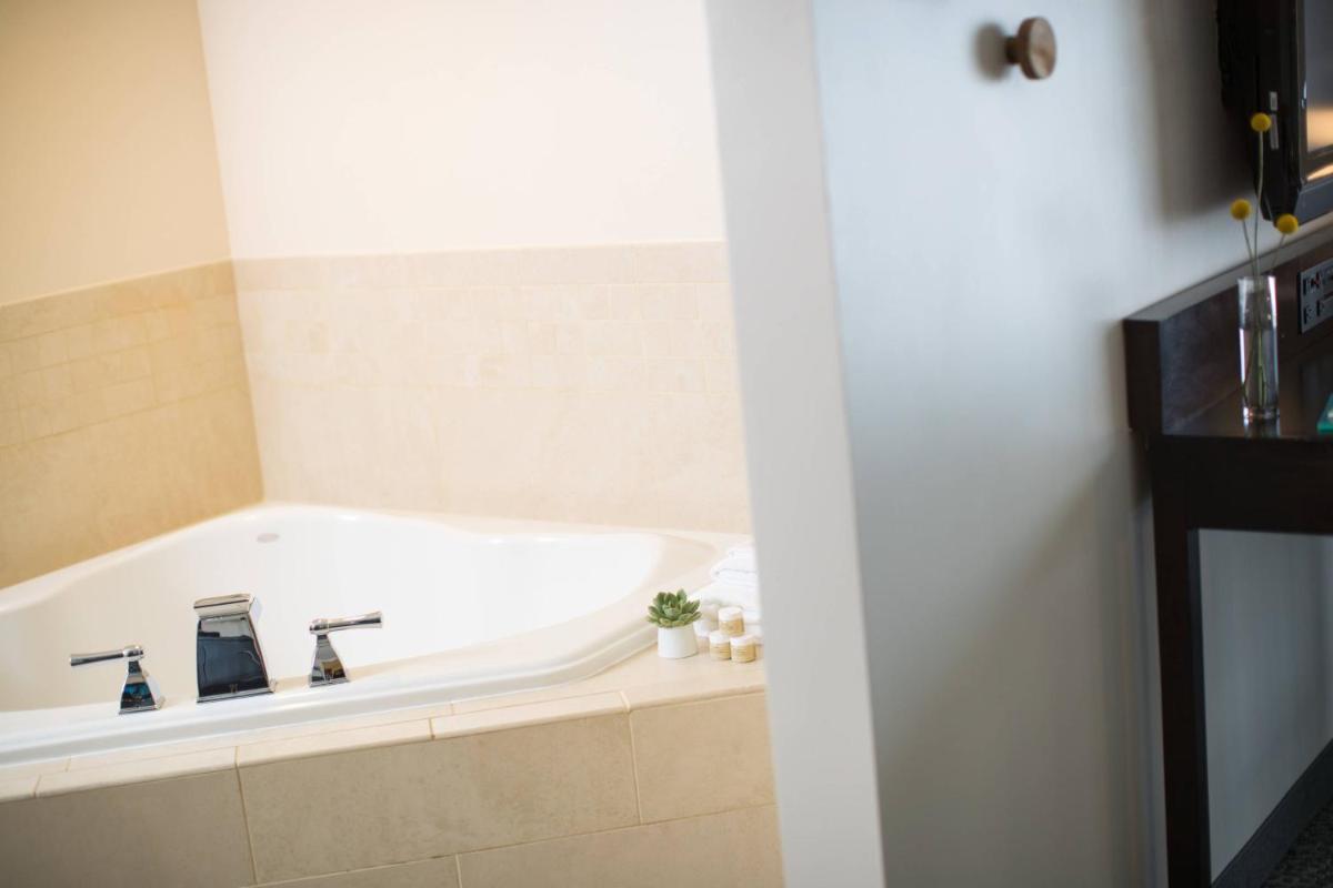 Renaissance Raleigh North Hills Hotel - image 2
