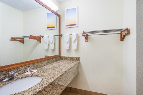 Days Inn by Wyndham Raleigh Midtown - image 2