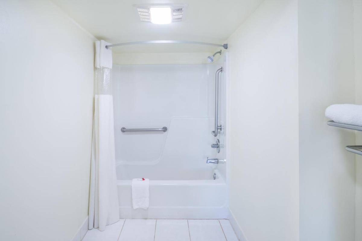 Days Inn by Wyndham Raleigh Midtown - image 3