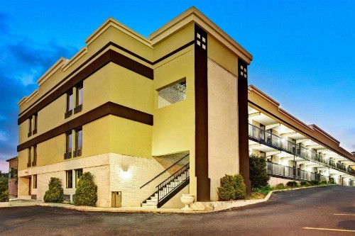 Super 8 Downtown Raleigh - image 3
