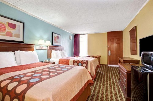 Super 8 Downtown Raleigh - image 8