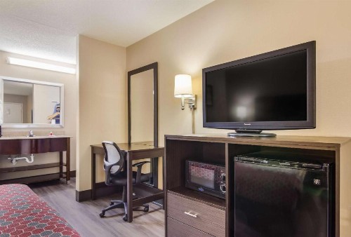 Econo Lodge South Garner - image 17