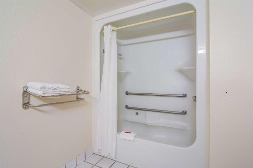 Econo Lodge South Garner - image 18