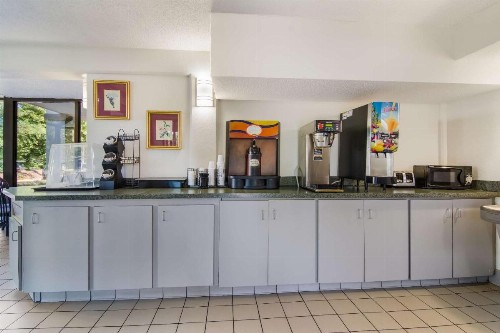 Econo Lodge South Garner - image 27