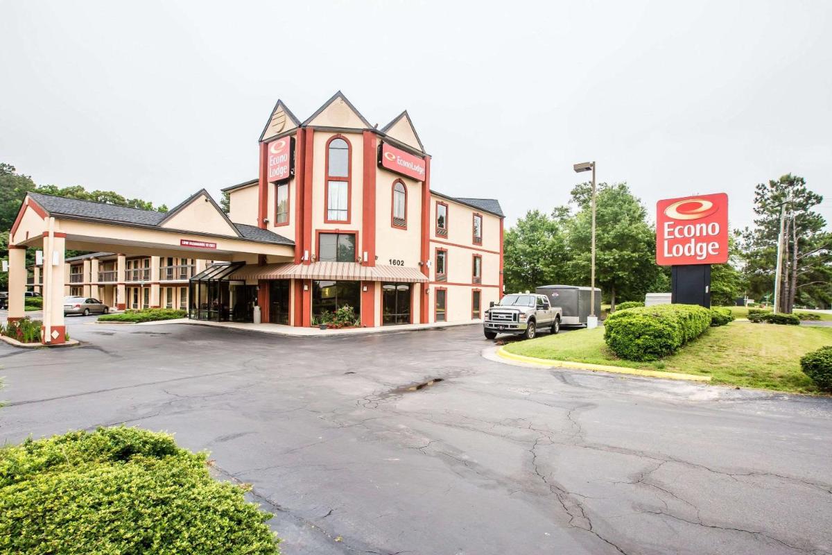 Econo Lodge South Garner - image 3