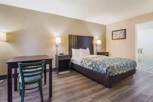Econo Lodge South Garner - image 30