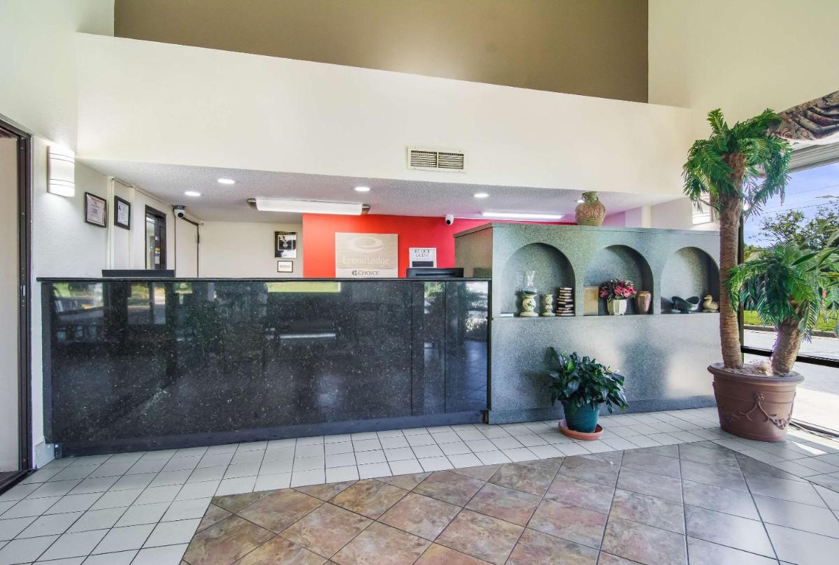 Econo Lodge South Garner - image 4