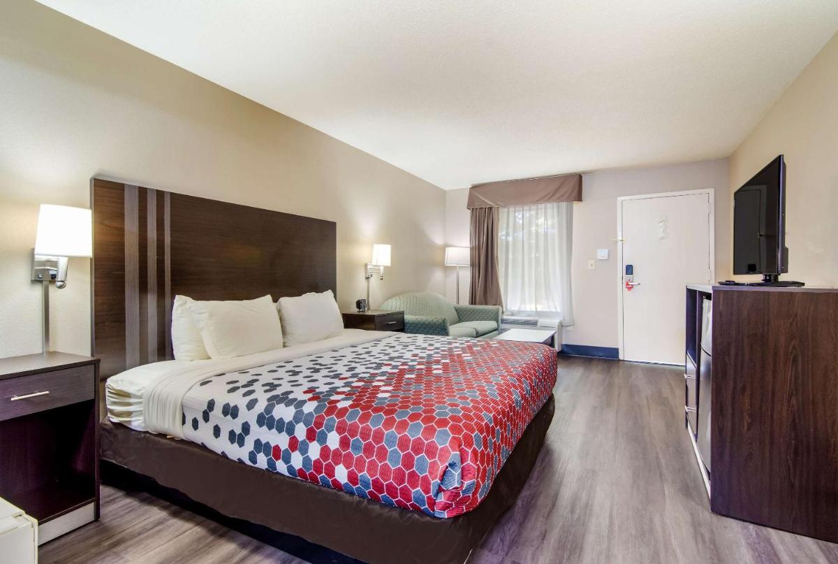 Econo Lodge South Garner - image 7