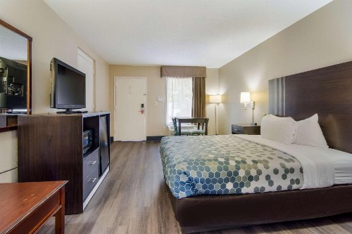 Econo Lodge South Garner - image 8