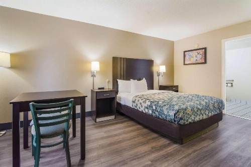 Econo Lodge South Garner - image 9