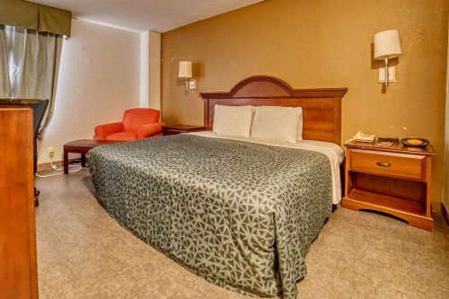Quality Inn Raleigh near Walnut Creek Amphitheatre - image 32