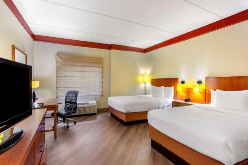 La Quinta by Wyndham Raleigh Crabtree - image 13