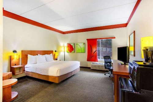 La Quinta by Wyndham Raleigh Crabtree - image 16