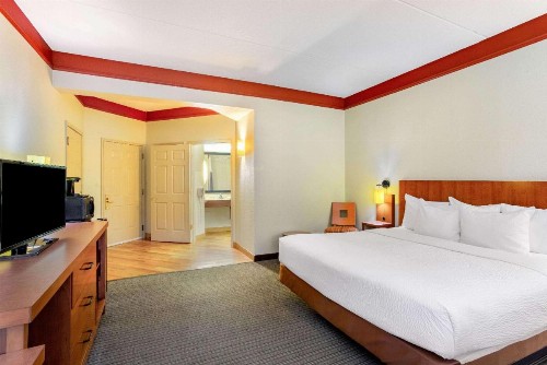 La Quinta by Wyndham Raleigh Crabtree - image 17