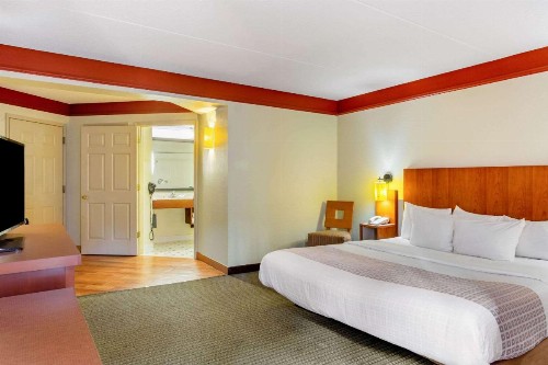 La Quinta by Wyndham Raleigh Crabtree - image 19