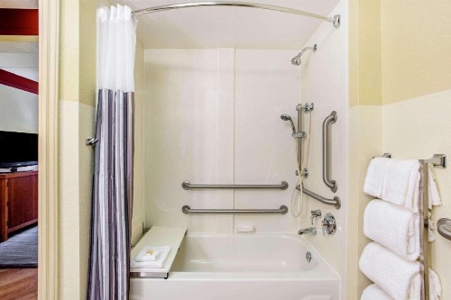 La Quinta by Wyndham Raleigh Crabtree - image 23