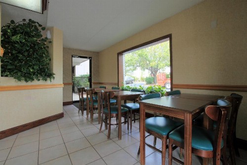 Americas Best Value Inn North Capital - image 4