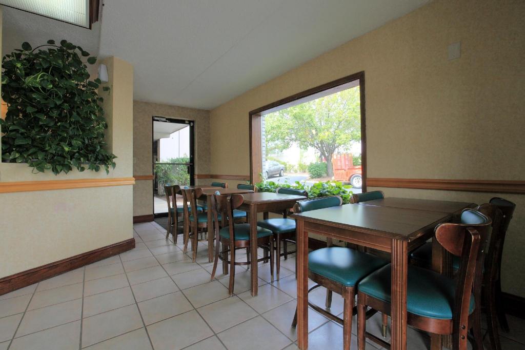 Americas Best Value Inn North Capital - image 4