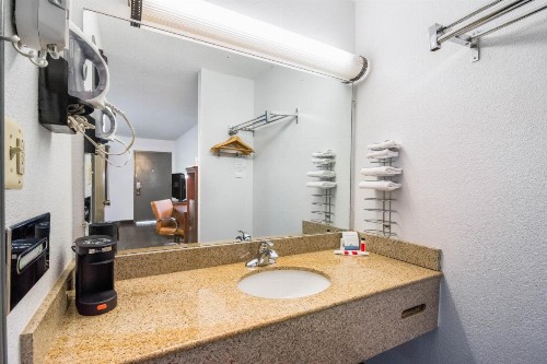 Days Inn by Wyndham Raleigh Glenwood-Crabtree - image 3