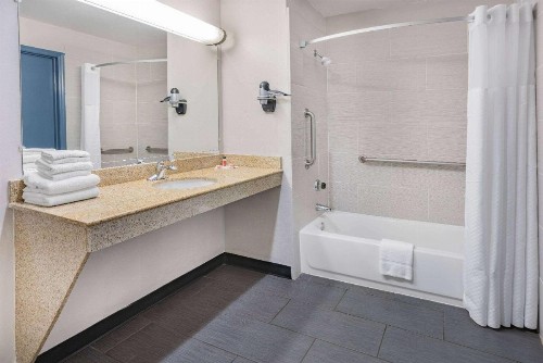 Days Inn by Wyndham Raleigh Glenwood-Crabtree - image 4
