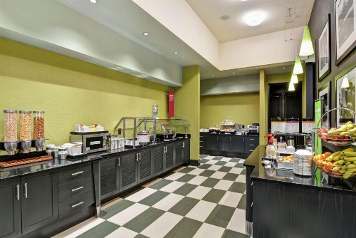 Hampton Inn & Suites Crabtree - image 12