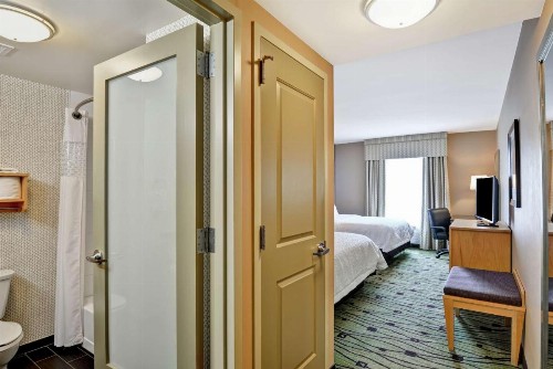 Hampton Inn & Suites Crabtree - image 30