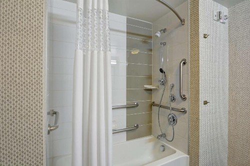 Hampton Inn & Suites Crabtree - image 39