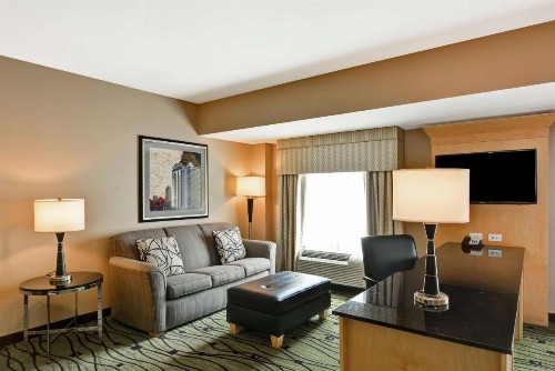Hampton Inn & Suites Crabtree - image 40