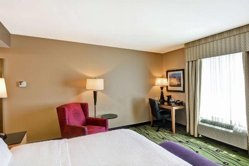 Hampton Inn & Suites Crabtree - image 42