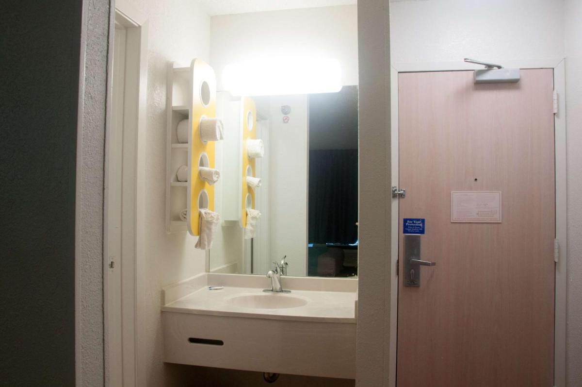 Motel 6-Raleigh NC - North - image 4