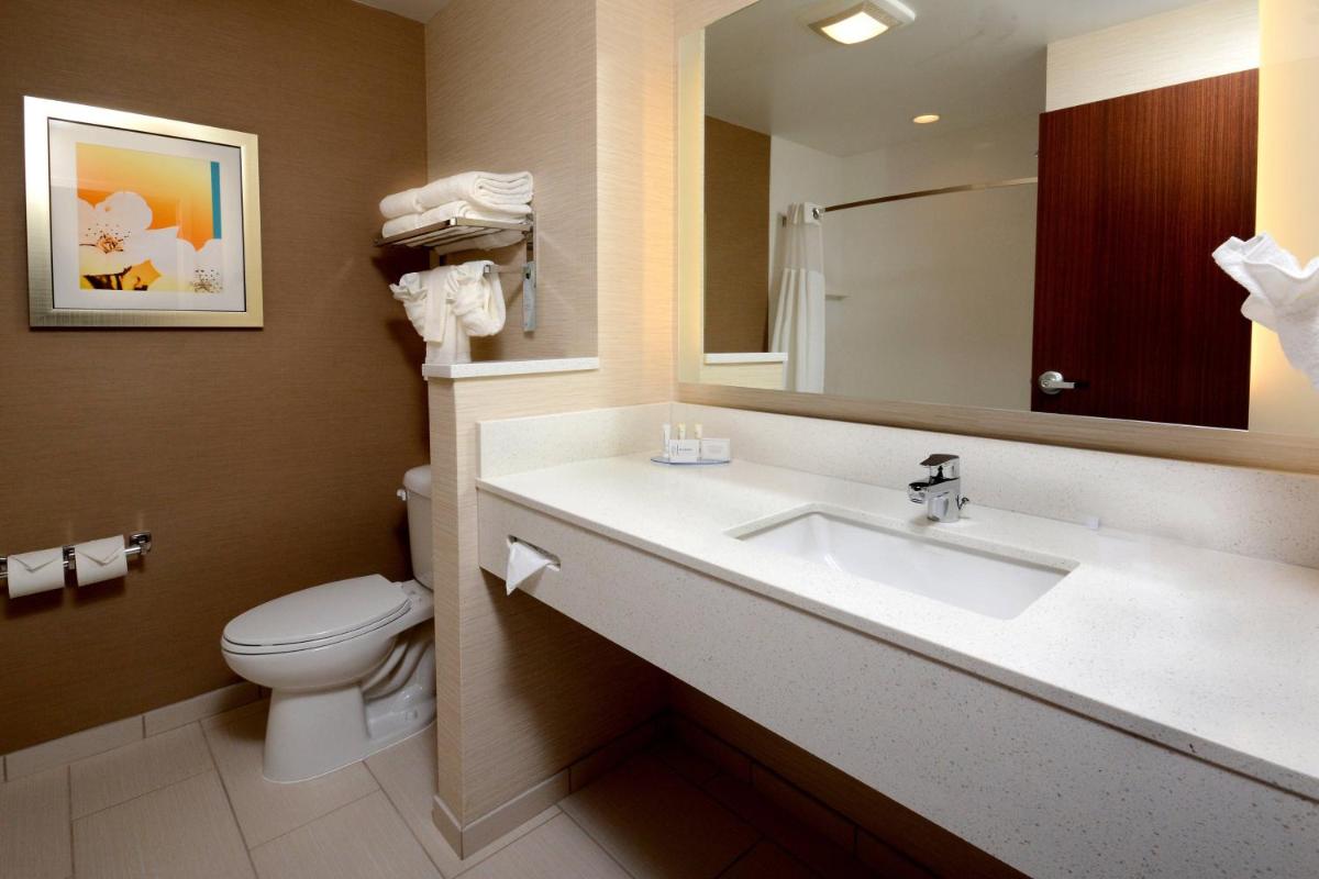 Fairfield Inn & Suites by Marriott Raleigh Capital Blvd./I-540 - image 3