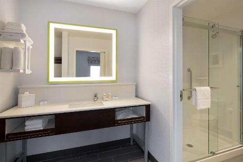 Hampton Inn & Suites Raleigh Midtown NC - image 12