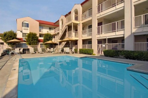 California Inn and Suites Rancho Cordova - image 1