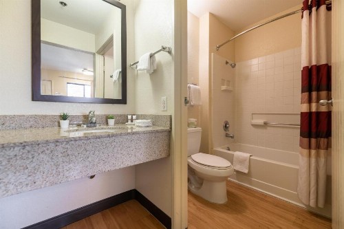 California Inn and Suites Rancho Cordova - image 10