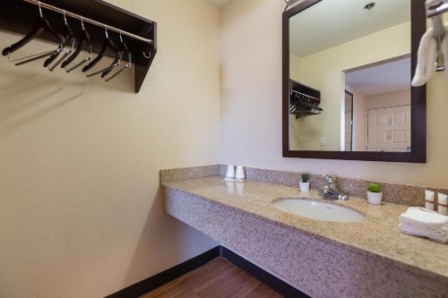 California Inn and Suites Rancho Cordova - image 11