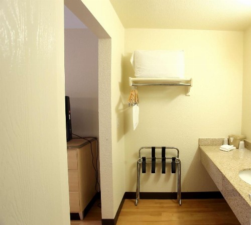 California Inn and Suites Rancho Cordova - image 25