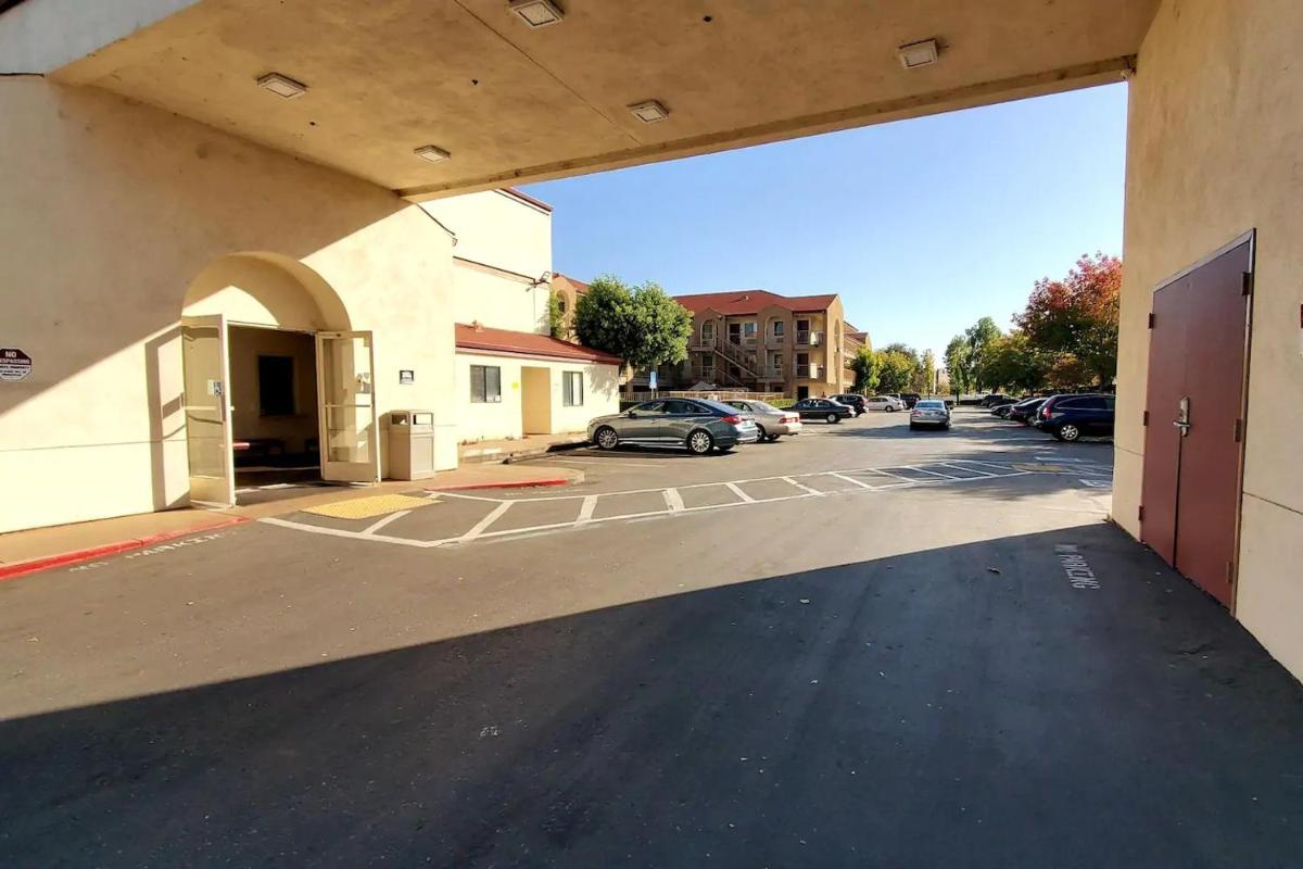 California Inn and Suites Rancho Cordova - image 6
