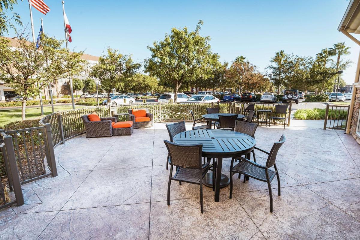 Hilton Garden Inn Ontario Rancho Cucamonga - image 2
