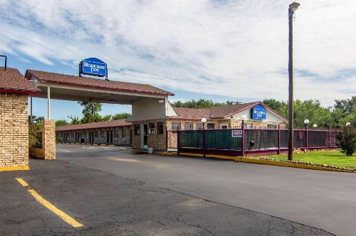 Rodeway Inn - image 11