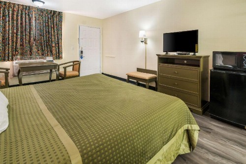 Rodeway Inn - image 16