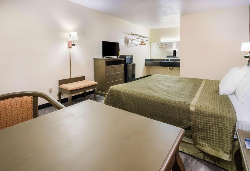 Rodeway Inn - image 17