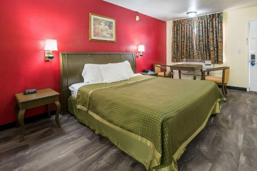 Rodeway Inn - image 18