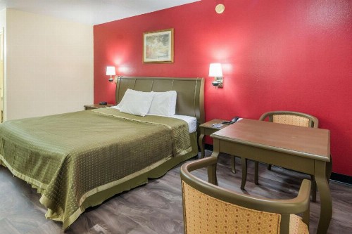 Rodeway Inn - image 19