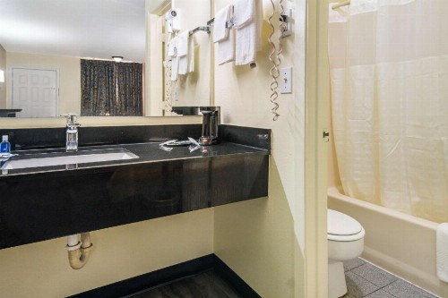 Rodeway Inn - image 34