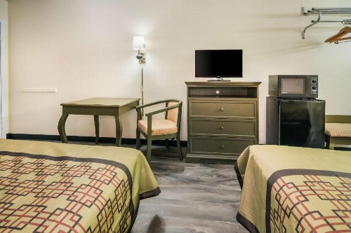Rodeway Inn - image 40
