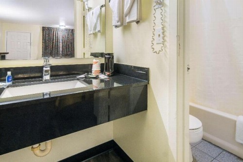 Rodeway Inn - image 48