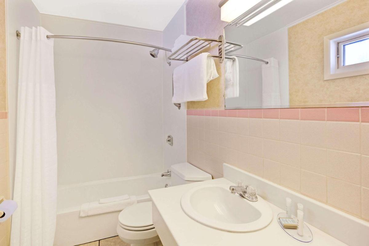 Travelodge by Wyndham Rapid City - image 6