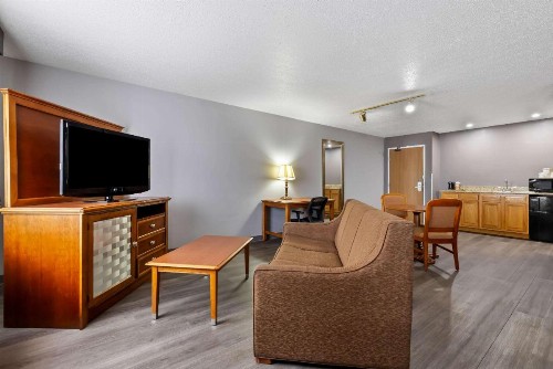 Quality Inn near Monument Health Rapid City Hospital - image 10